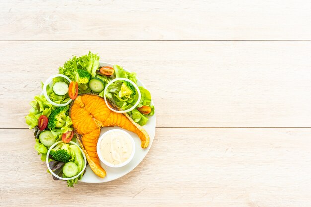 Gegrilltes Lachsfleischsteak mit Frischgemüse