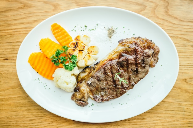 Gegrilltes Rinderfleisch Steak mit Gemüse