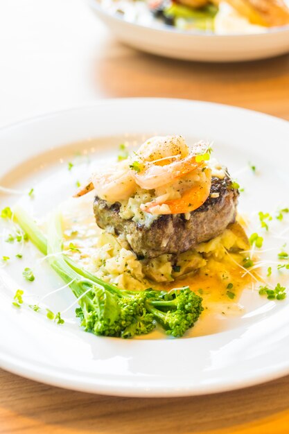 Gegrilltes Rindfleisch mit Garnelen oder Garnelensteak