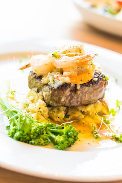 Gegrilltes Rindfleisch mit Garnelen oder Garnelensteak