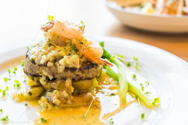 Gegrilltes Rindfleisch mit Garnelen oder Garnelensteak