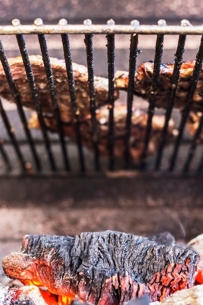 Gegrilltes Rindfleisch über der gebrannten Holzkohle im BBQ