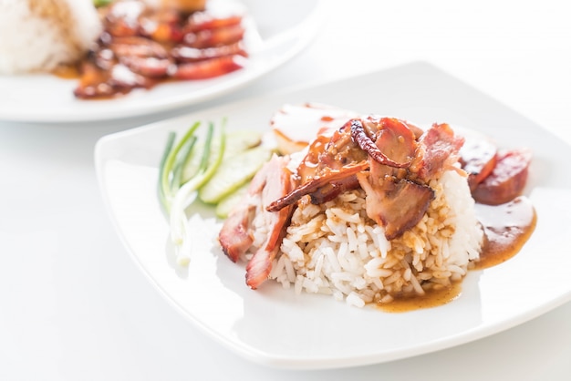 Gegrilltes rotes Schweinefleisch in Sauce mit Reis
