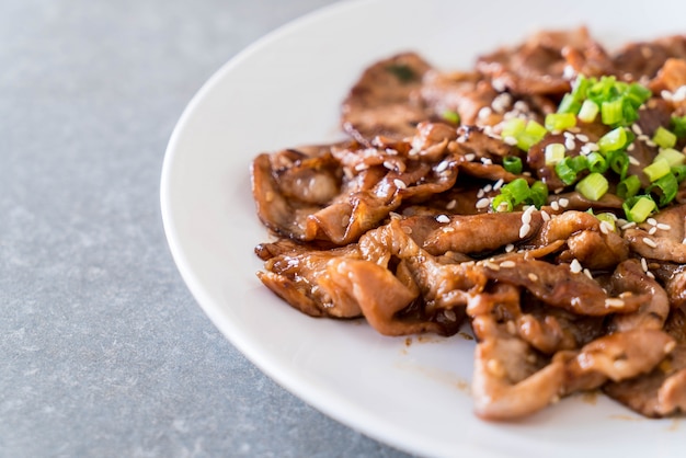 Gegrilltes Schweinefleisch auf Teller