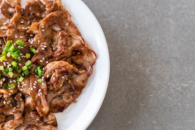 Gegrilltes Schweinefleisch auf Teller