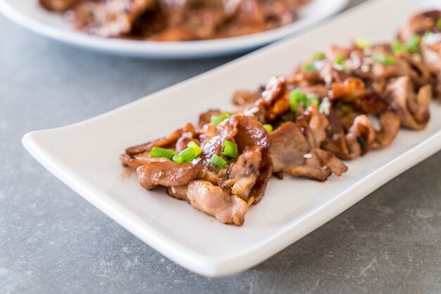 Gegrilltes Schweinefleisch auf Teller