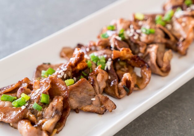 Gegrilltes Schweinefleisch auf Teller