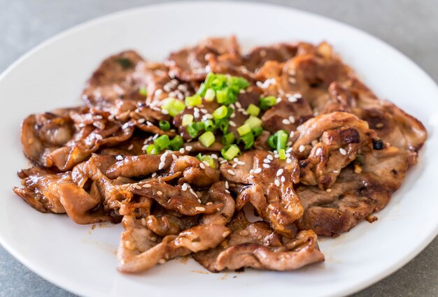 Gegrilltes Schweinefleisch auf Teller