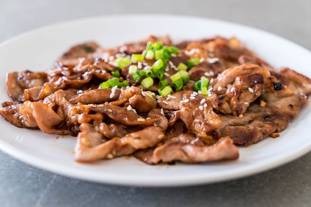 Gegrilltes Schweinefleisch auf Teller