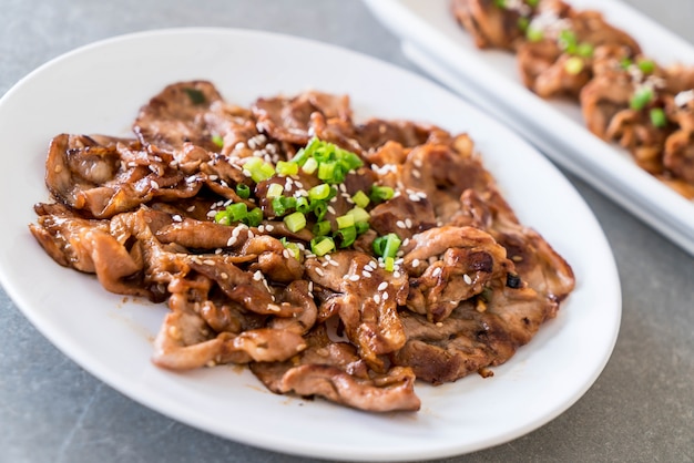 Gegrilltes Schweinefleisch auf Teller