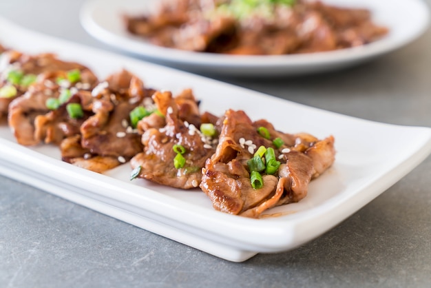 Gegrilltes Schweinefleisch auf Teller