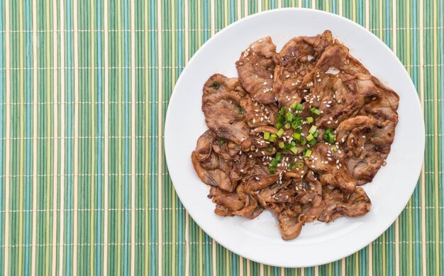 Gegrilltes Schweinefleisch auf Teller