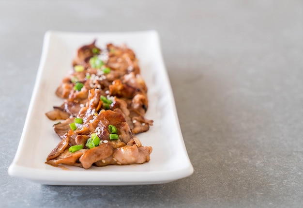 gegrilltes Schweinefleisch auf Teller