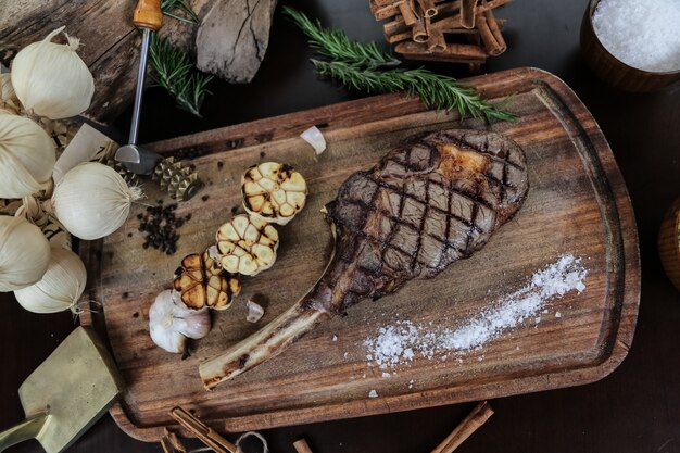 Gegrilltes Steak auf dem Holzbrett Knoblauchsalz Rosmarin