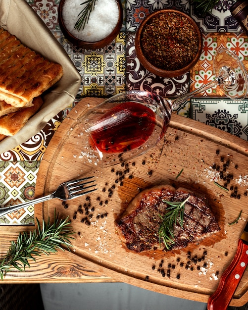 Gegrilltes Steak mit einem Glas Wein