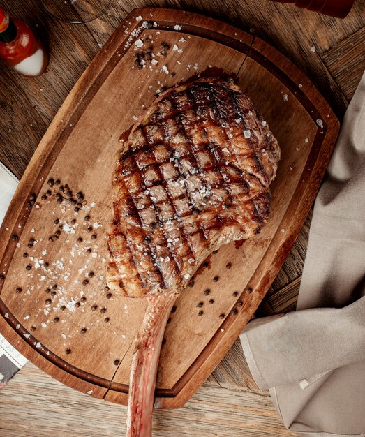 Gegrilltes Steak ohne Knochen auf einem Holzbrett