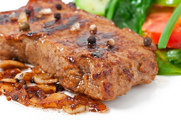 Gegrilltes steak und gemüse