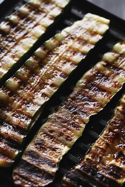 Gegrilltes zucchinigemüse