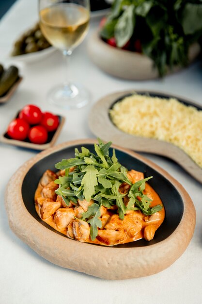 Gehackte Hühnerbrust mit Sauce und Rucola