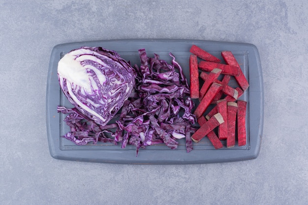 Gehackte Rote Bete mit Rotkohl auf dem Brett