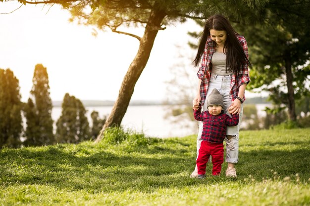 Gehen Baby Familie Kind Mutter