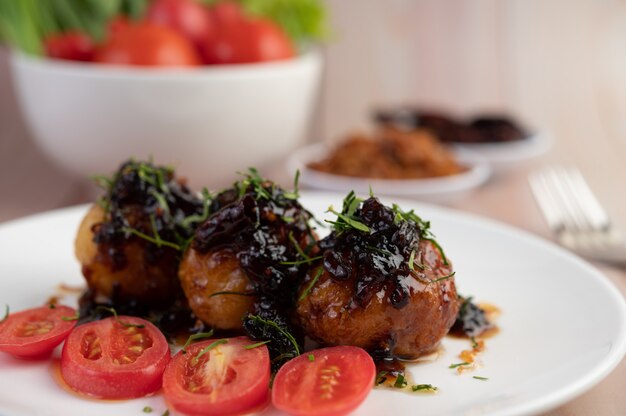 Gekochte Eier mit Tamarindensauce gebraten.