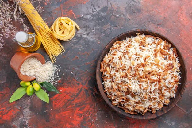 Gekochter Reis der Draufsicht mit Teigscheiben auf dunklem Oberflächenfutterfoto-Mahlzeitgericht