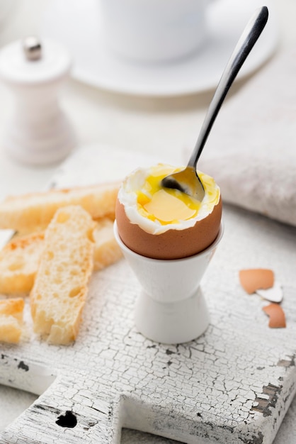 Kostenloses Foto gekochtes ei auf einem schneidebrett