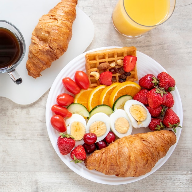 Gekochtes Obst und Gemüse mit Saft