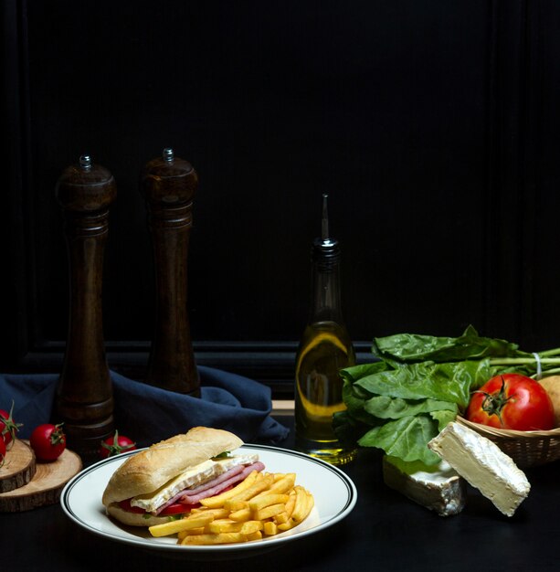 Gekochtes Schweinefleischsandwich und Pommes Frites 1