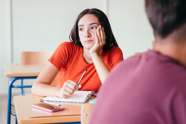 Kostenloses Foto gelangweiltes mädchen in der klasse