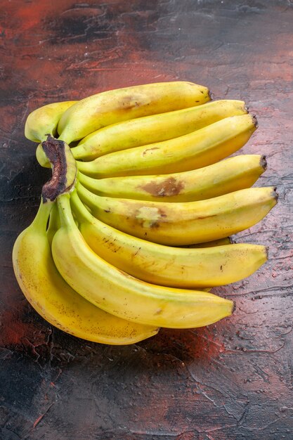 Gelbe Bananen der Draufsicht auf dunklem Hintergrund