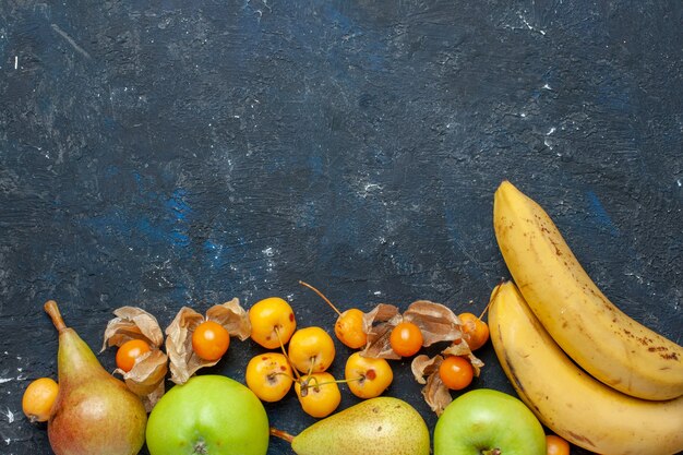 Gelbe Bananenpaare der Draufsicht mit frischen grünen Apfelbirnen und Süßkirschen auf dem frischen Gesundheitsvitamin der dunkelblauen Hintergrundfruchtbeere