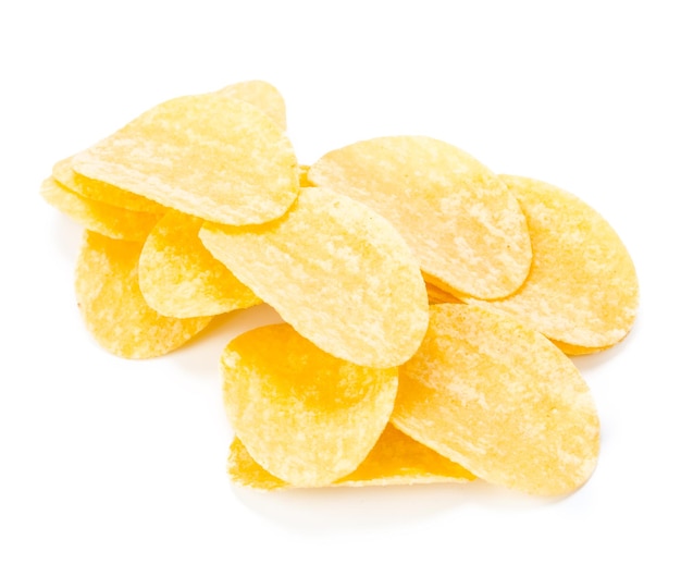 Gelbe Kartoffelchips isoliert auf weiß