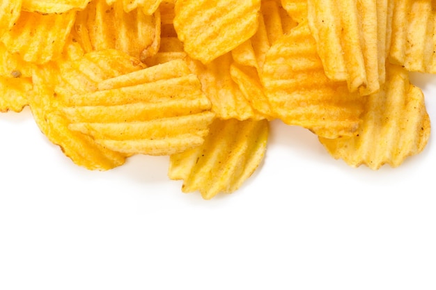 Gelbe kartoffelchips isoliert auf weiß