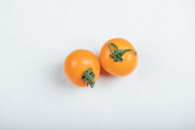 Gelbe Kirschtomaten lokalisiert auf weißem Hintergrund. Flache Lage, Draufsicht. Hochwertiges Foto