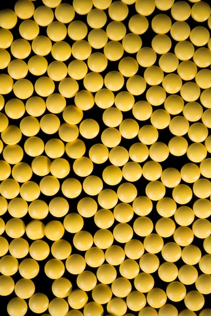 gelbe Medikamente in schwarz