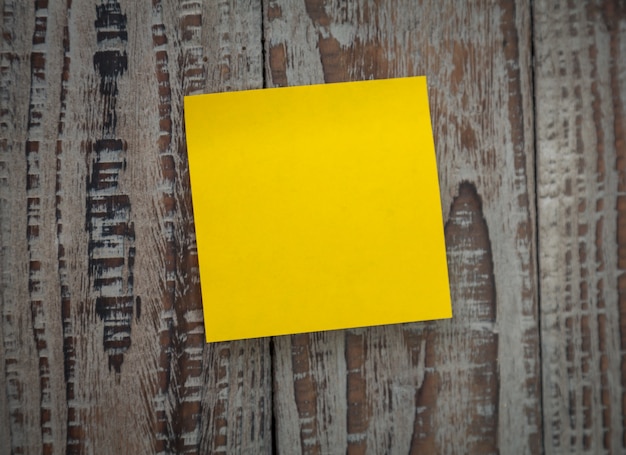 Kostenloses Foto gelbe post-it auf einer wand stecken