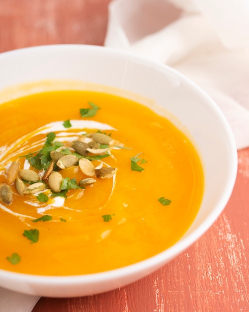 Gelbe Sahnesuppe der Nahaufnahme mit Samen