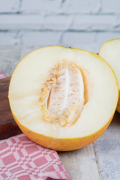 Gelbe süße Melone auf dem Tisch