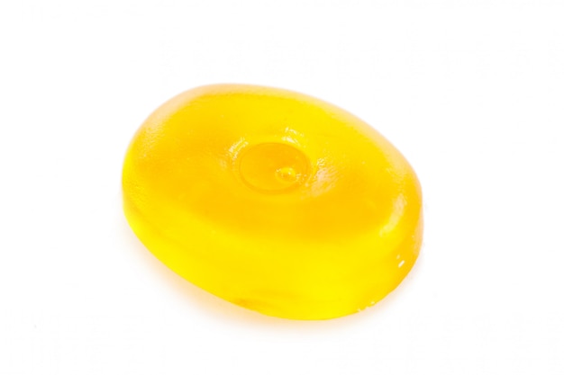Gelbe Süßigkeit getrennt auf einem Weiß