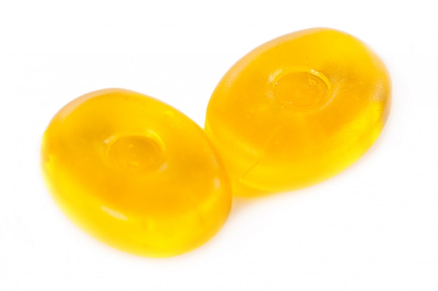Gelbe Süßigkeiten lokalisiert auf einem Weiß