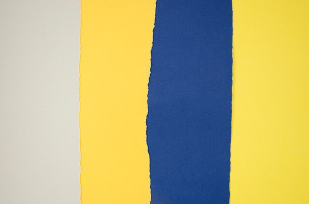 Gelbe und blaue abstrakte Zusammensetzung mit Farbpapieren