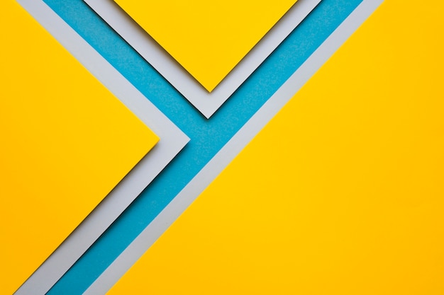 Gelbe und graue craftpapers auf blauer Oberfläche