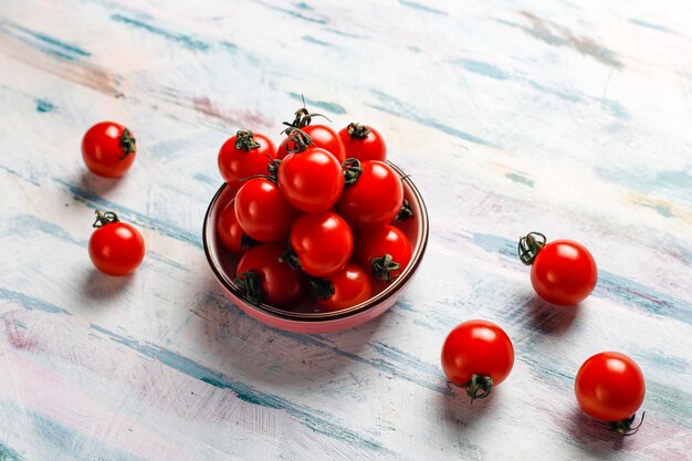 Gelbe und rote Kirschtomaten.