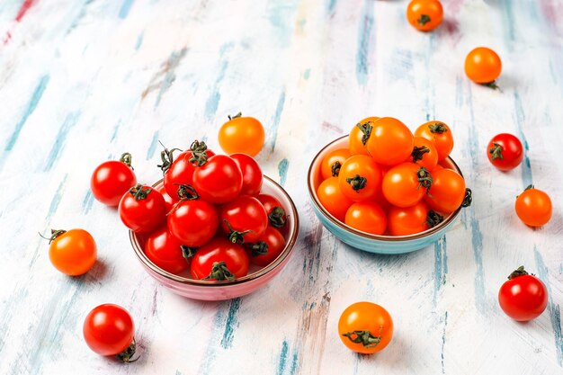 Gelbe und rote Kirschtomaten.