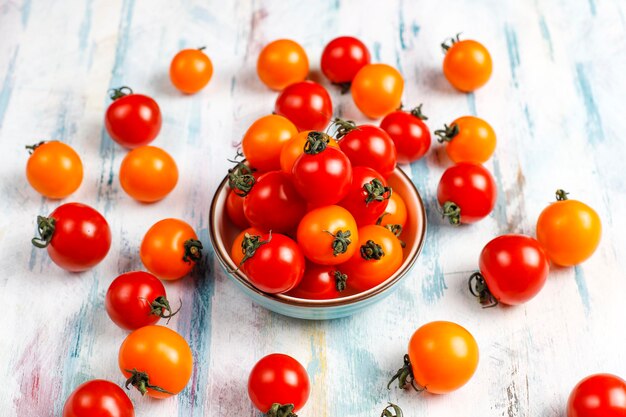 Gelbe und rote Kirschtomaten.