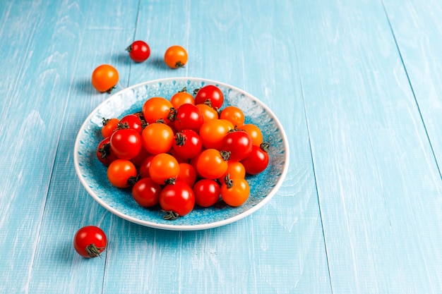 Gelbe und rote Kirschtomaten.