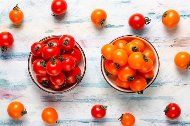 Gelbe und rote Kirschtomaten.