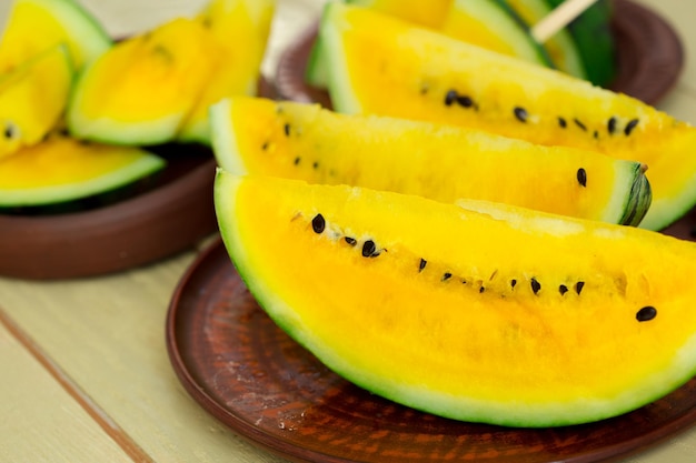 Gelbe Wassermelone in Scheiben schneiden